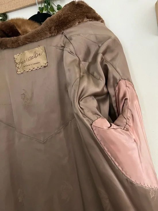 Real Fur Luxurious Vintage Fur Coat – Classic & Elegant - Picture 9 of 15